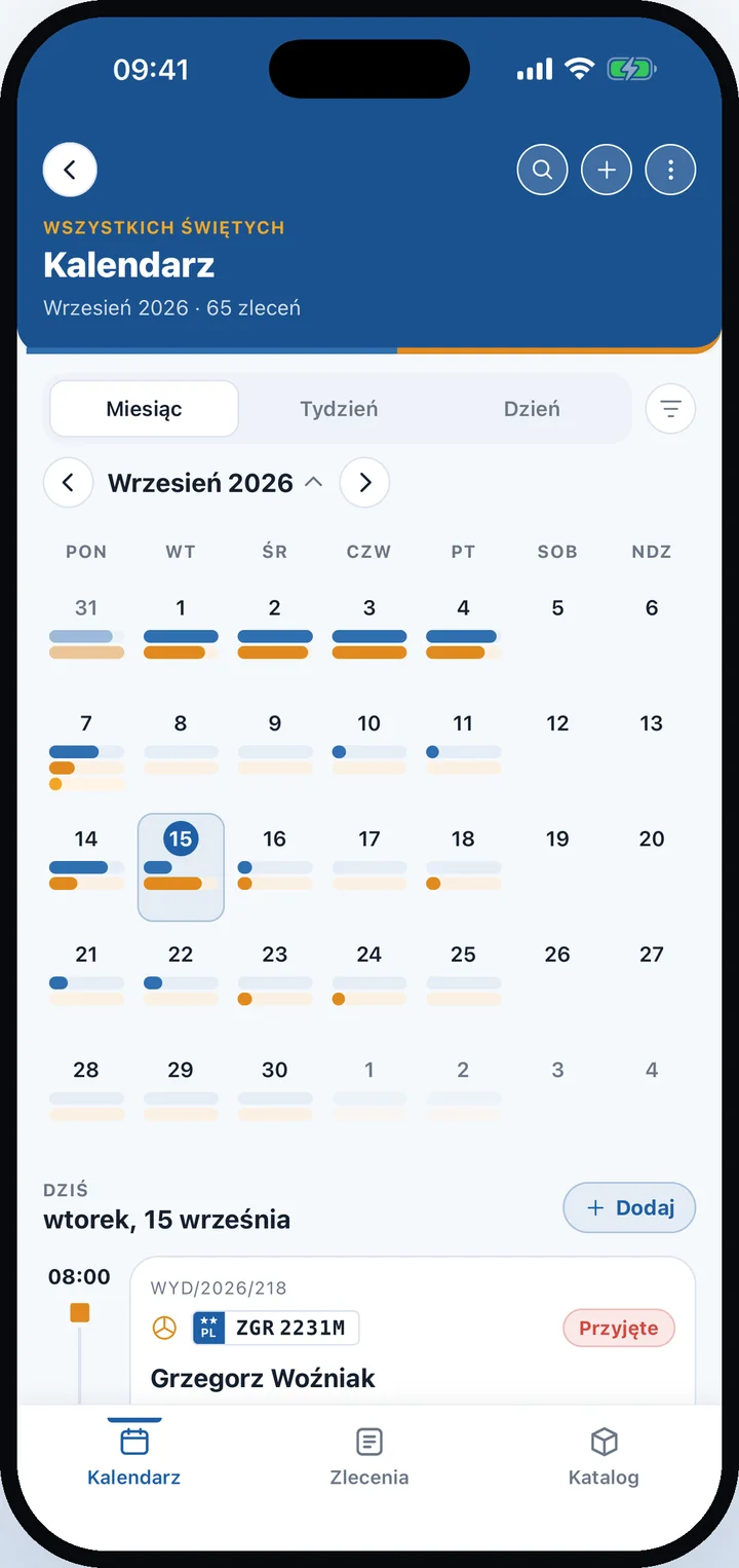 Kalendarz warsztatu w aplikacji autoklika na iPhonie — miesiąc z paskami zajętości stanowisk i lista dzisiejszych zleceń