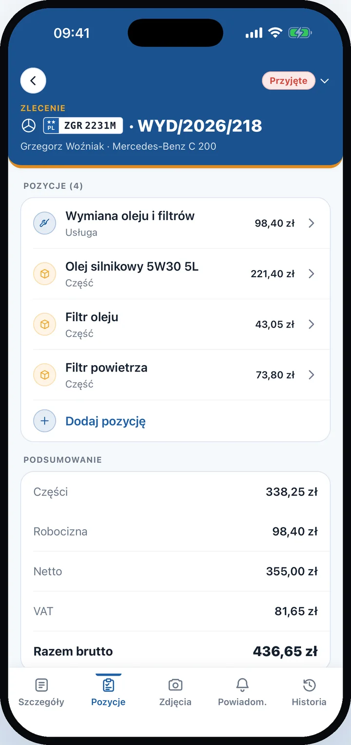 Zakładka „Pozycje” zlecenia — usługa i trzy części z cenami oraz podsumowanie: części, robocizna, netto, VAT, razem brutto